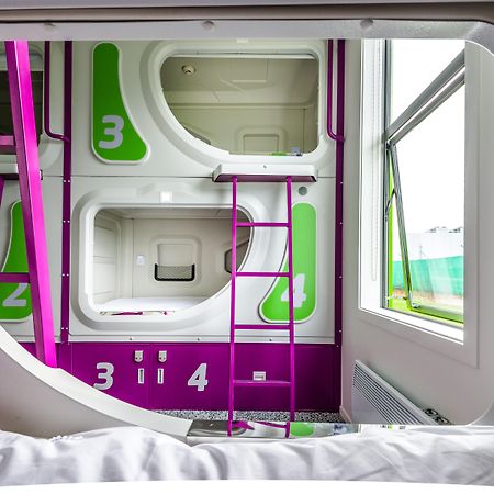 Lylo Christchurch Kültér fotó Interior of a capsule hotel