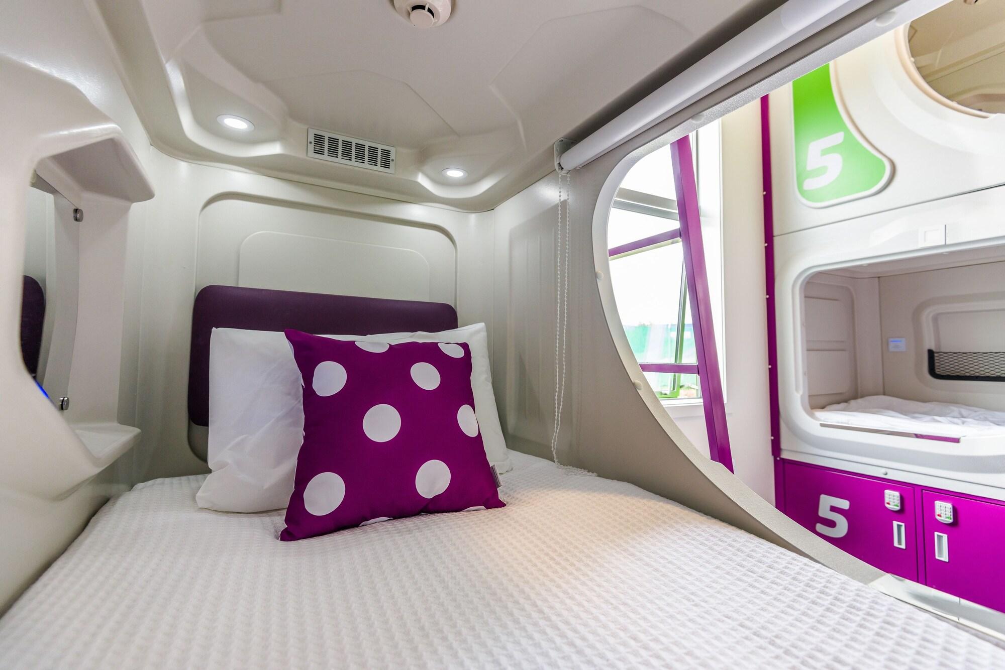 Lylo Christchurch Kültér fotó A capsule hotel in Tokyo