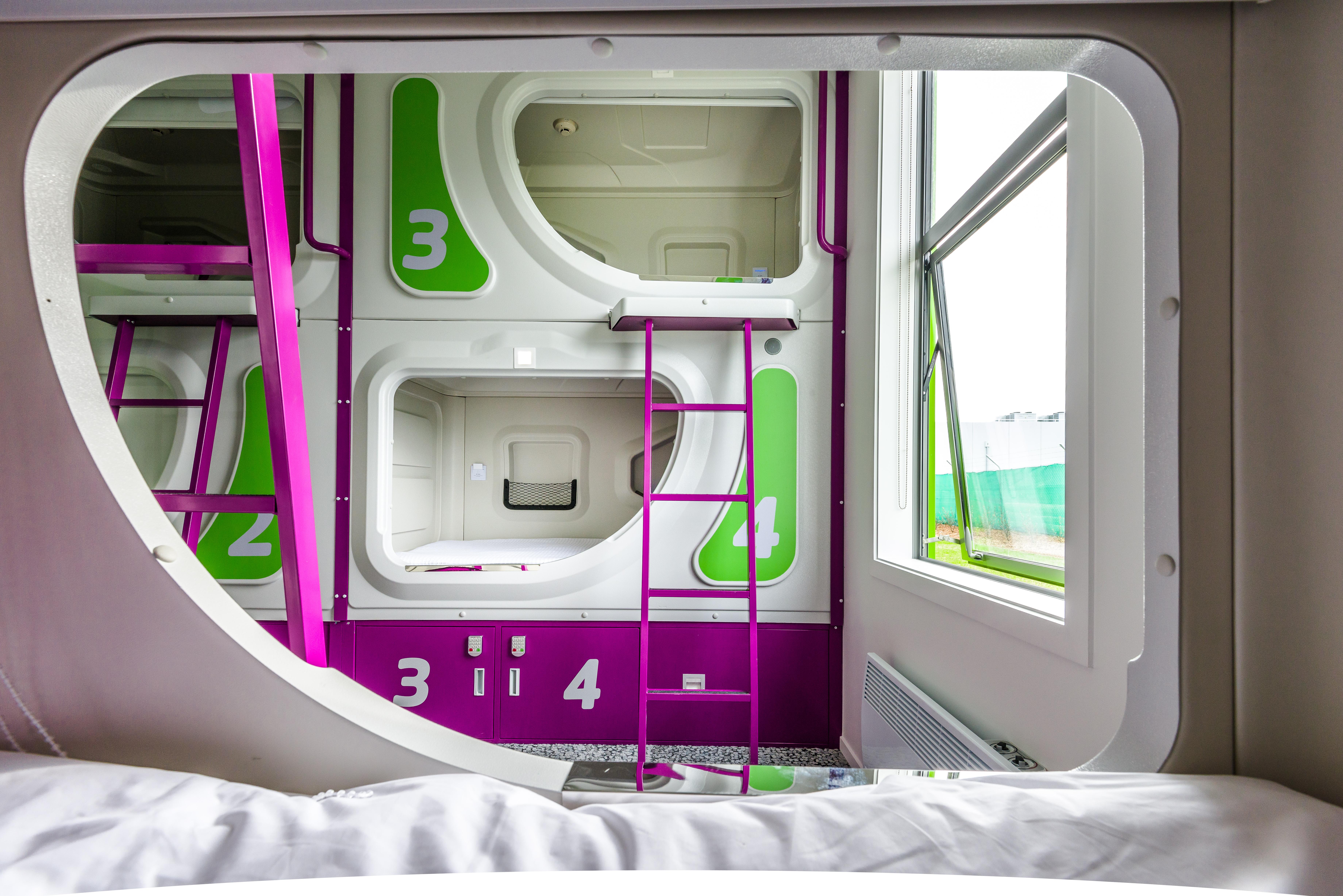 Lylo Christchurch Kültér fotó Interior of a capsule hotel