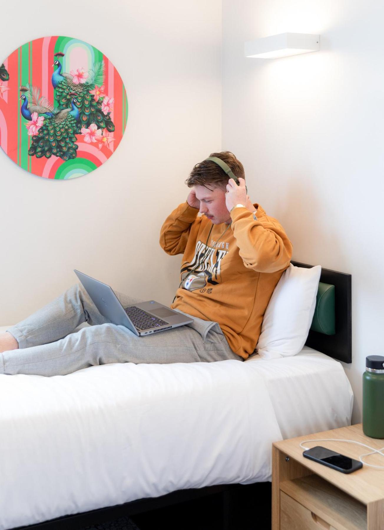 Lylo Christchurch Kültér fotó A student studying in a bedroom