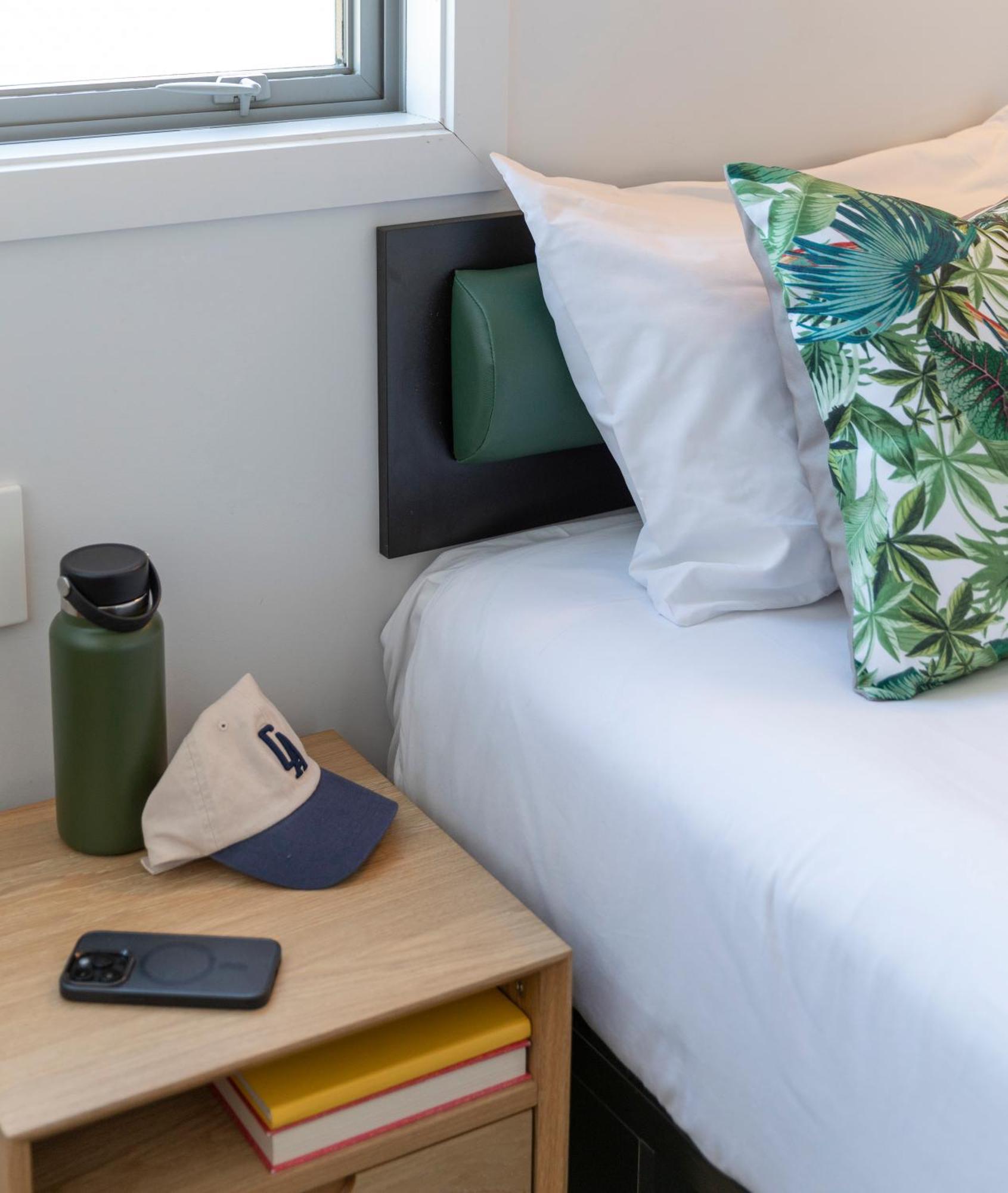 Lylo Christchurch Kültér fotó A bed in a student residence hall at the University of Washington
