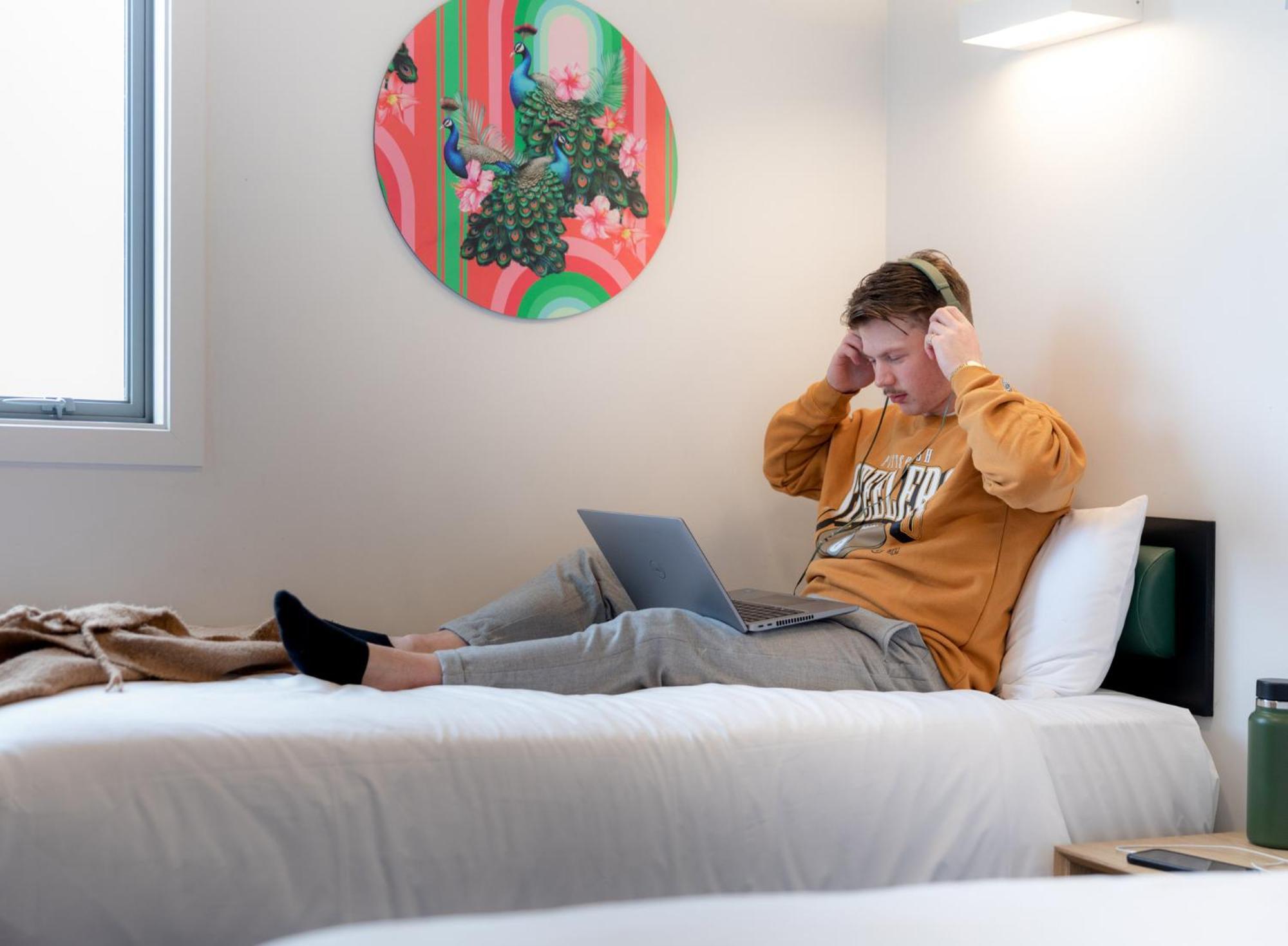 Lylo Christchurch Kültér fotó A student in a bedroom at the University of Tasmania's New College