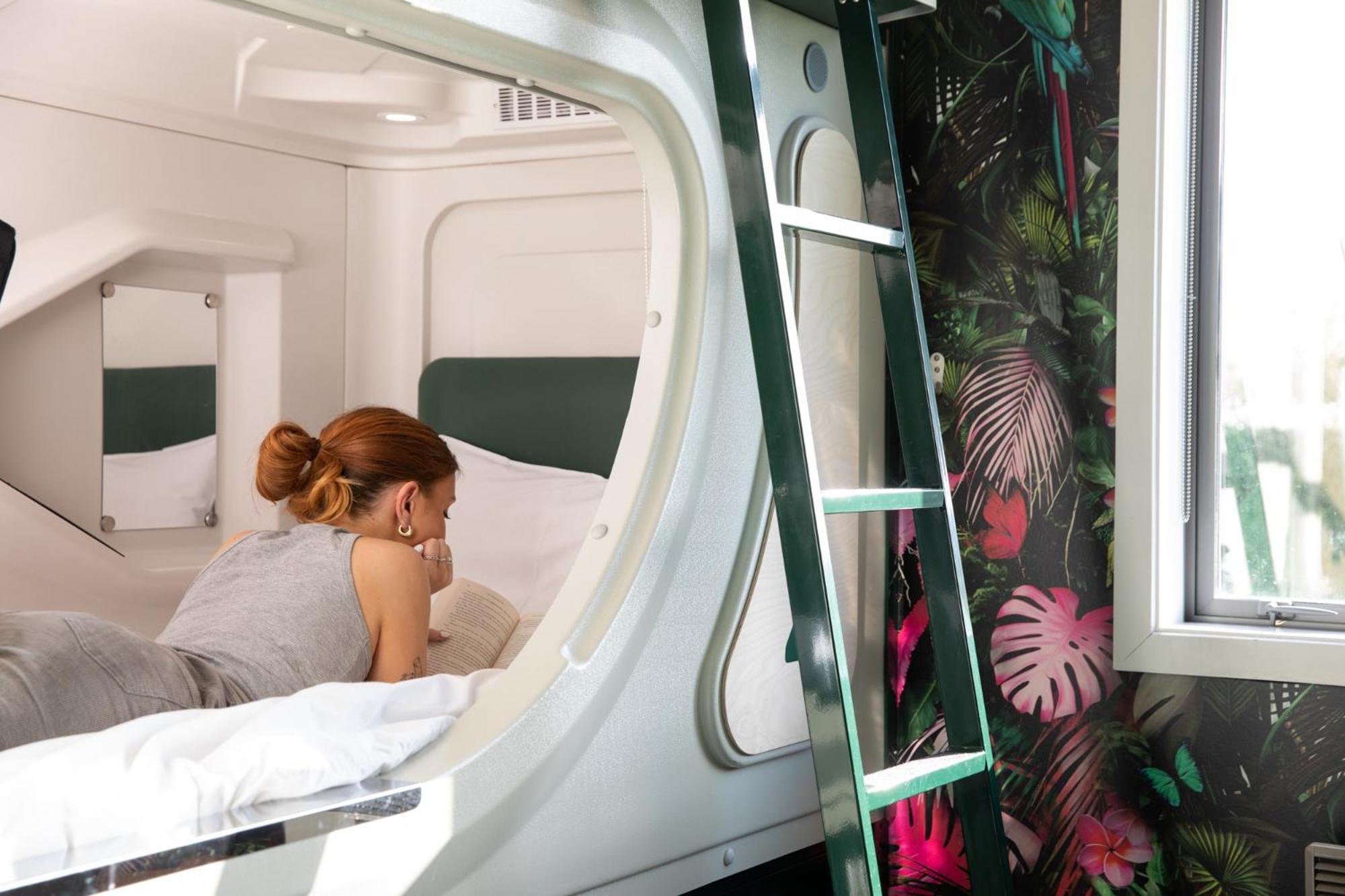 Lylo Christchurch Kültér fotó A capsule hotel in Tokyo