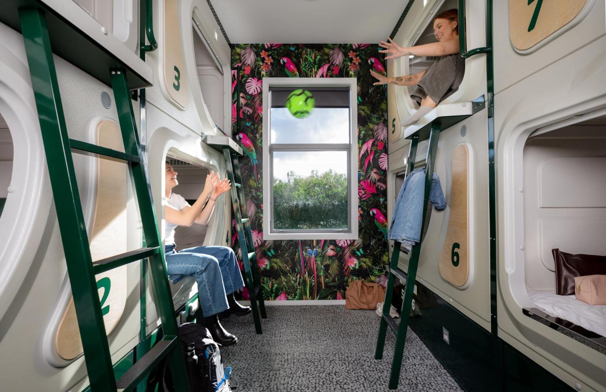 Lylo Christchurch Kültér fotó A capsule room at a capsule hotel in Tokyo, Japan