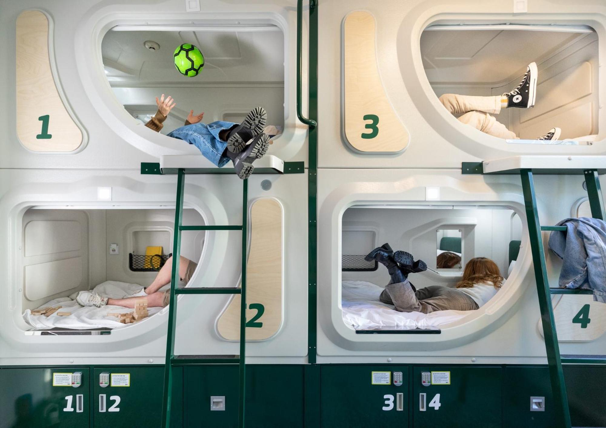 Lylo Christchurch Kültér fotó Capsule hotel in Tokyo