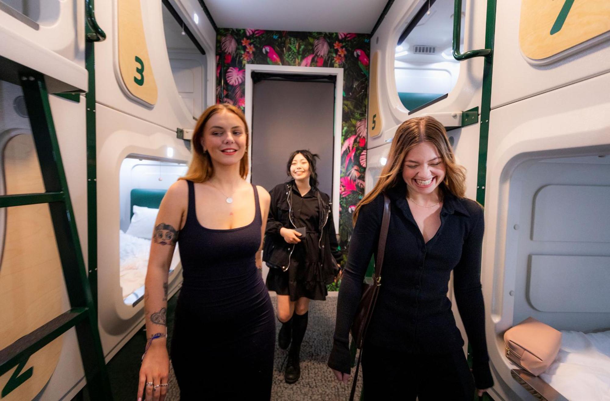 Lylo Christchurch Kültér fotó A capsule hotel in Tokyo